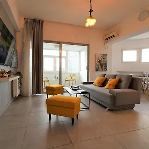 Serenity Heights Apartment: A Panoramic Haven Near Old Town - Free Minibar Bucharest